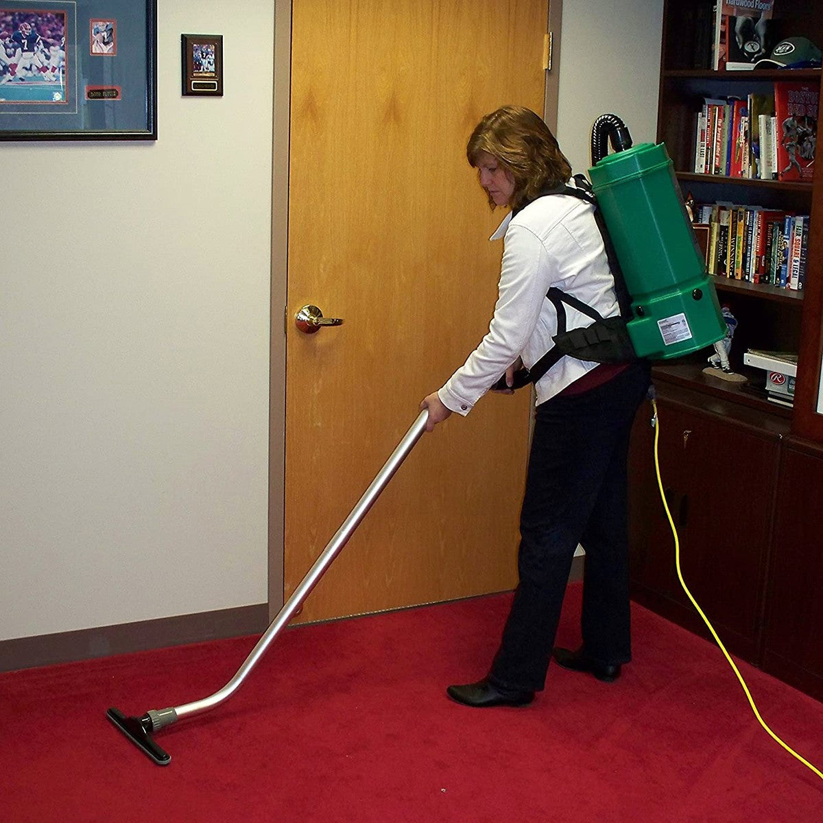 Bissell Biggreen Bg1001 Commercial Backpack Vacuum Lifestyle 1