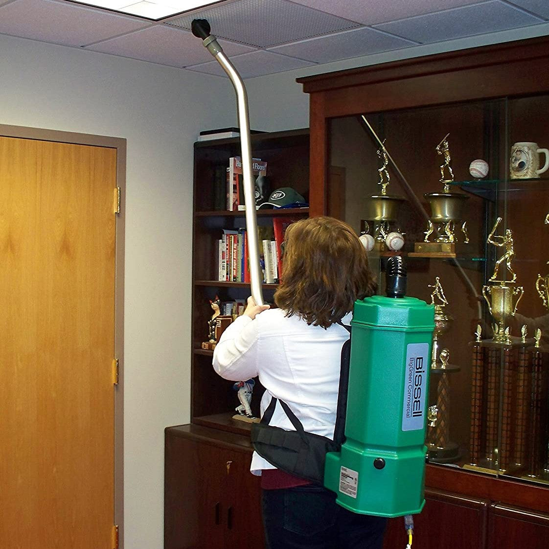 Bissell Biggreen Bg1001 Commercial Backpack Vacuum Lifestyle 2