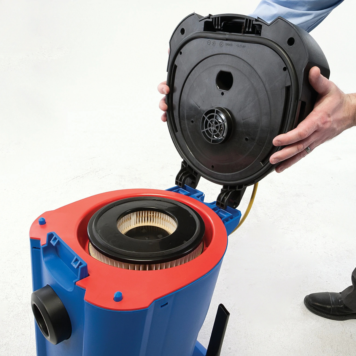Clarke Maxxi II 35 Wet/Dry Vacuum Cleaner - Hinge Cover Removal 2