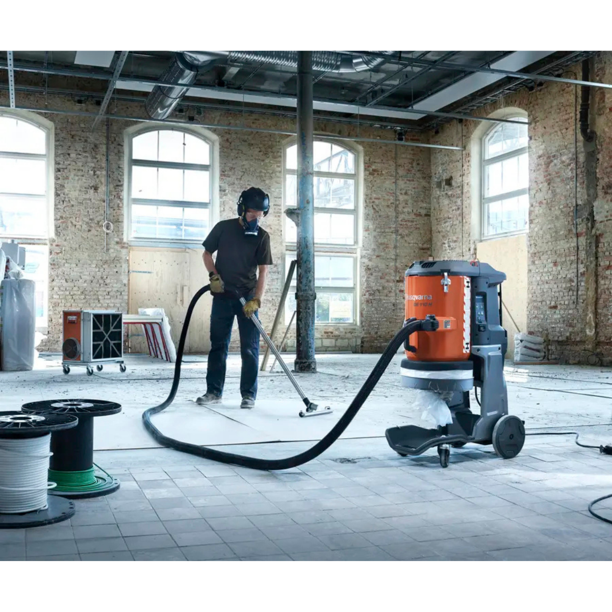 Husqvarna DE 110 Dust Extractor - Lifestyle 2