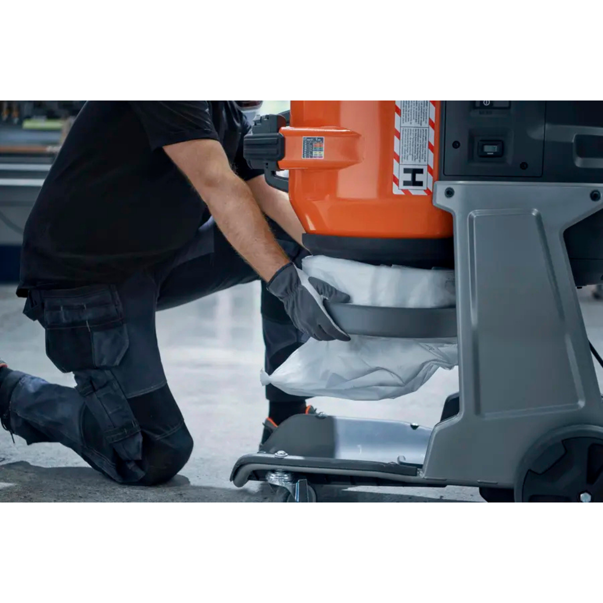 Husqvarna DE 120 Dust Extractor - Lifestyle 1