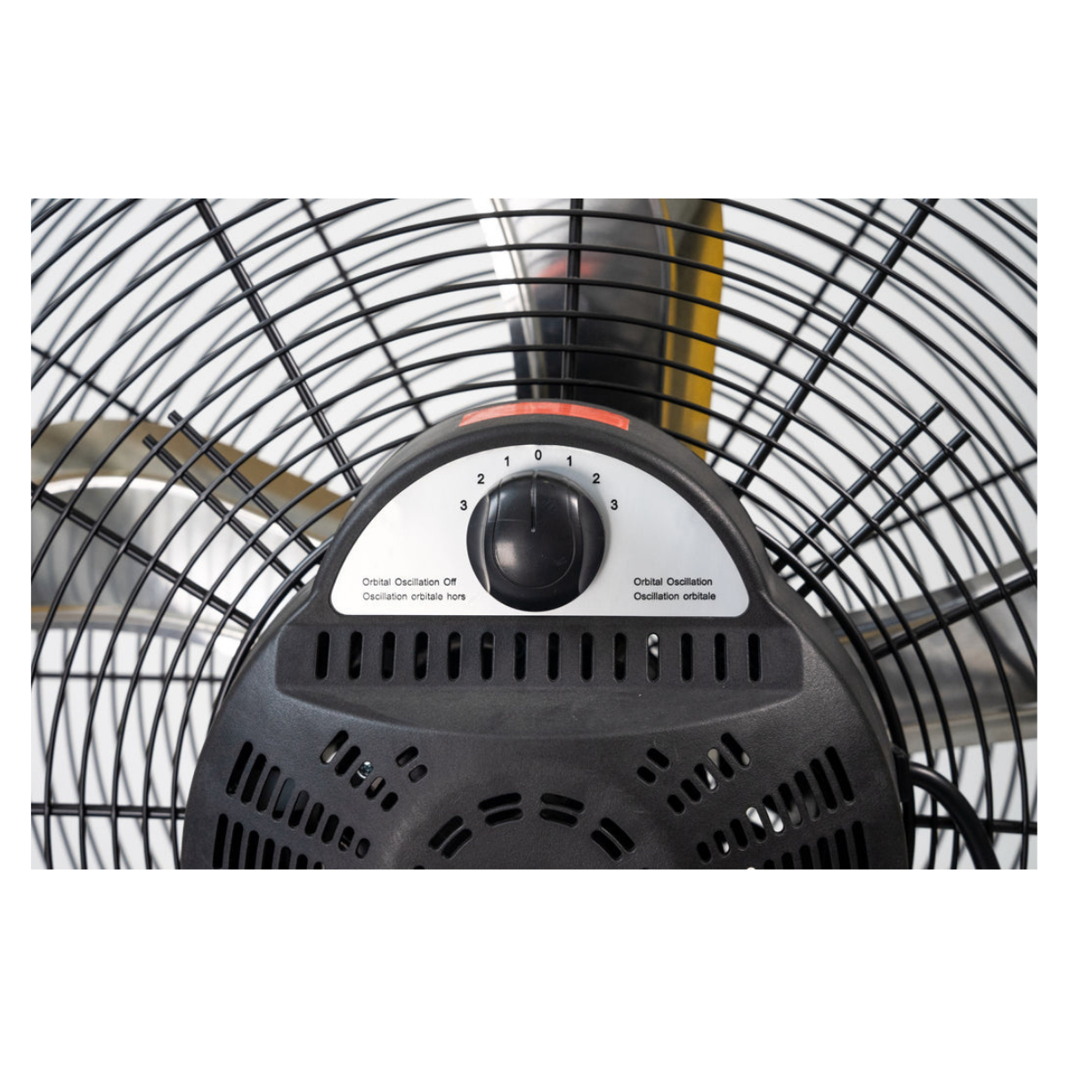 iLiving ILG8MOSC24 24-In 3-Speed Orbital Internal Oscillating High Velocity Barrel Floor Fan - Close-up 1
