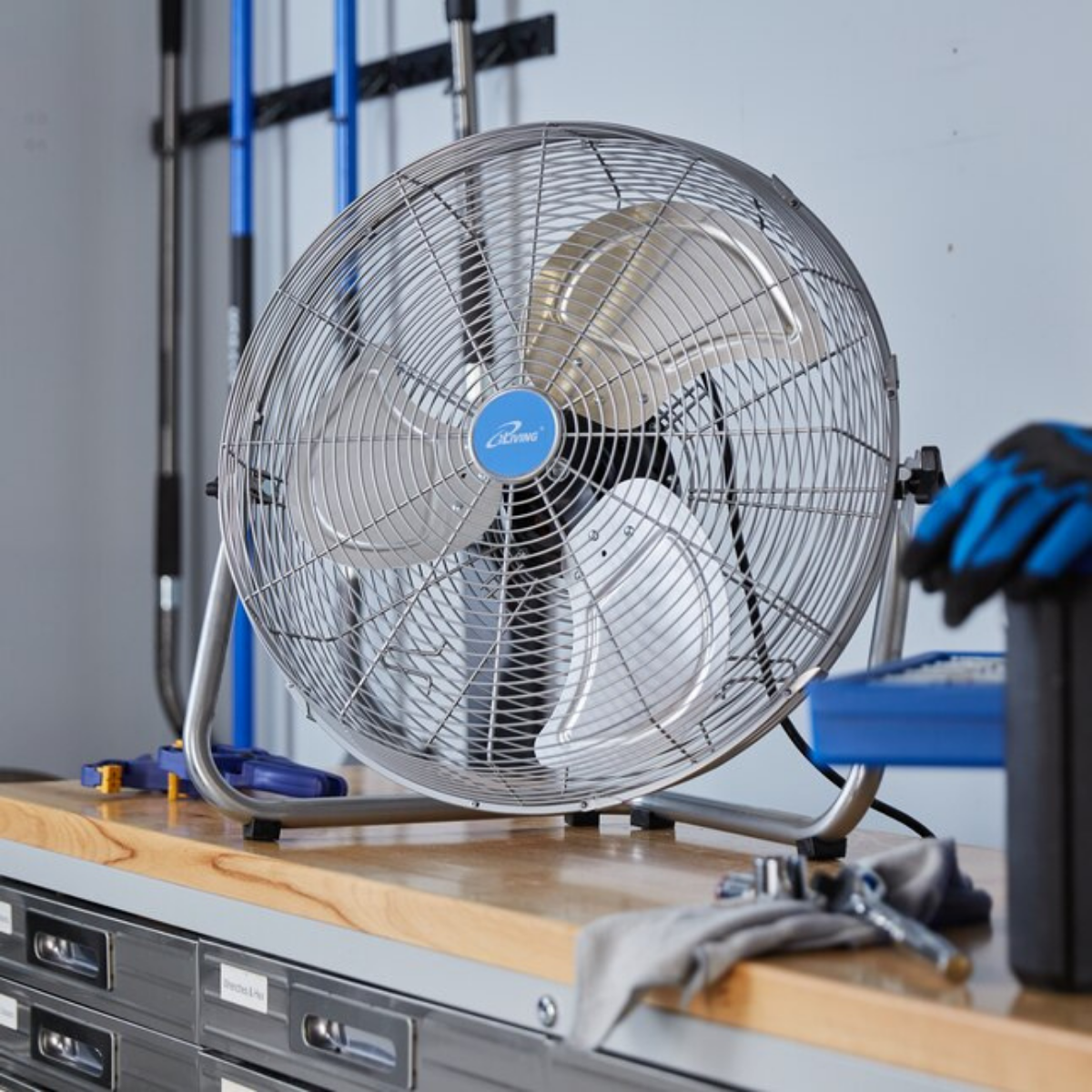 iLiving ILG8F21 20-In 3 Speed 7500 CFM Turbo High Velocity Floor Fan - Lifestyle 1