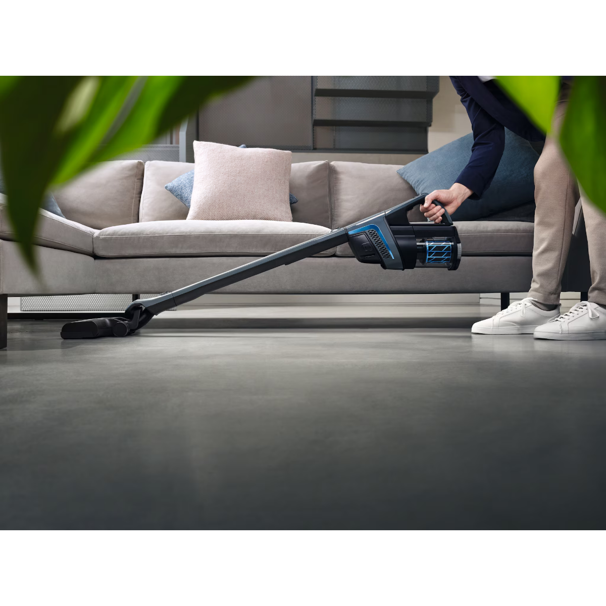 Miele TriFlex HX1 Facelift Cordless Stick Vacuum Graphite Grey - Lifestyle 2