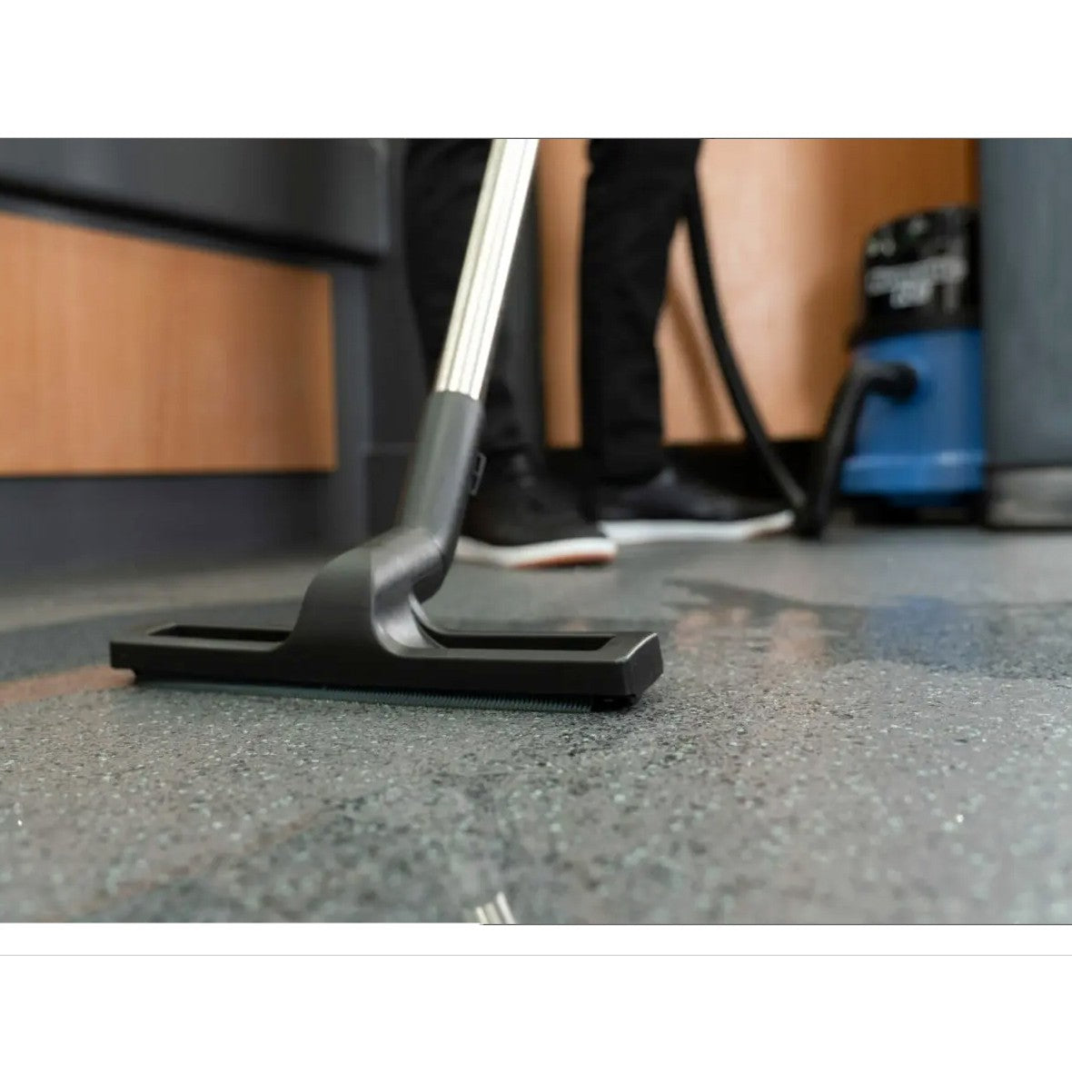 NaceCare WVB 370NX Wet/Dry Battery Vacuum - lifestyle 1