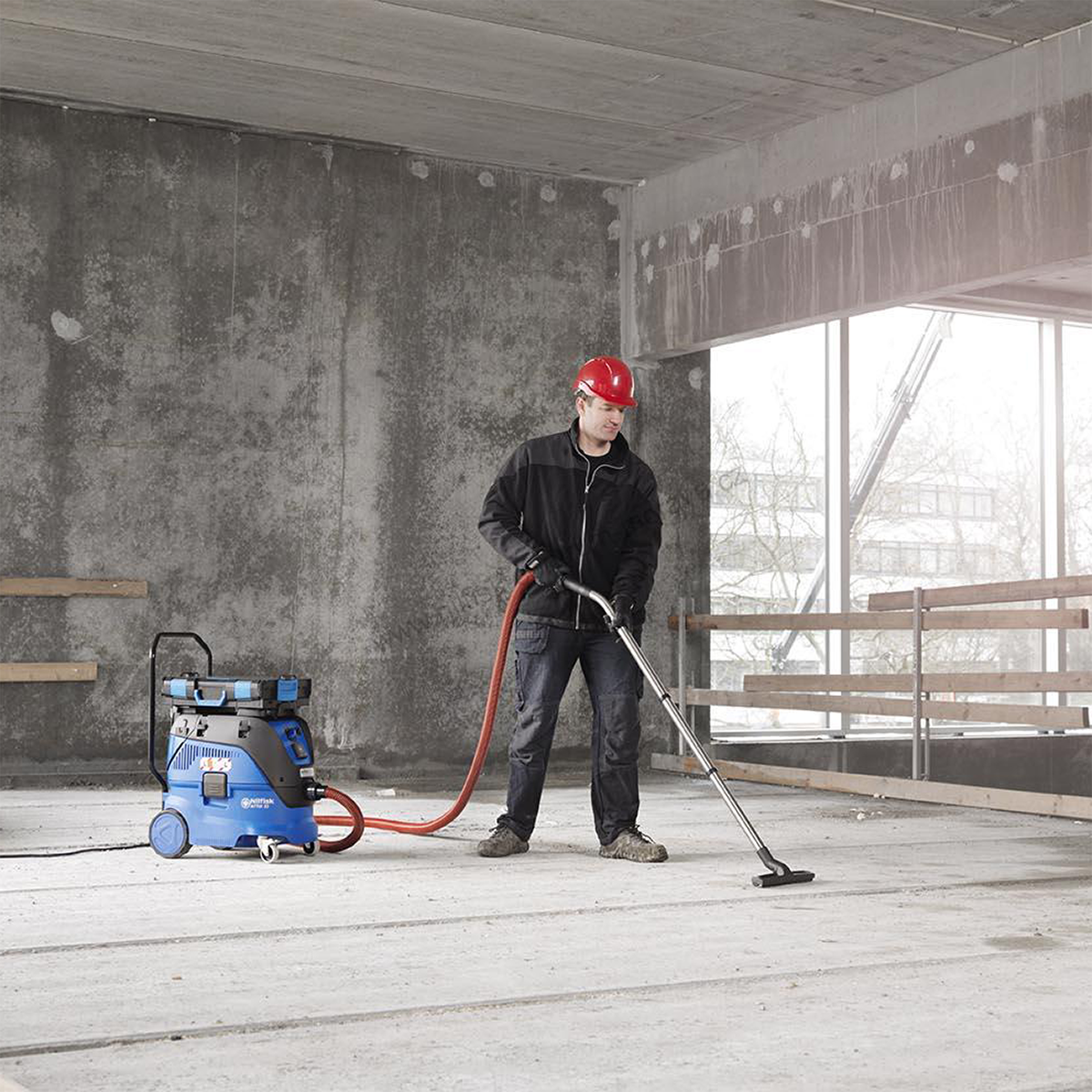 Nilfisk Attix 33-21 IC Wet/Dry Vacuum in Use