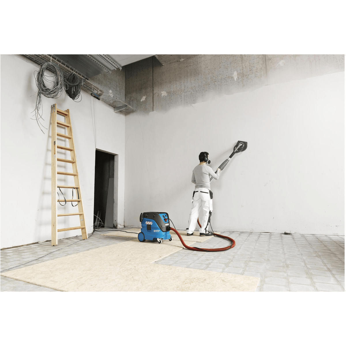 Nilfisk Attix 44-21 Wet/Dry Vacuum for Garages and Workshops - Lifestyle