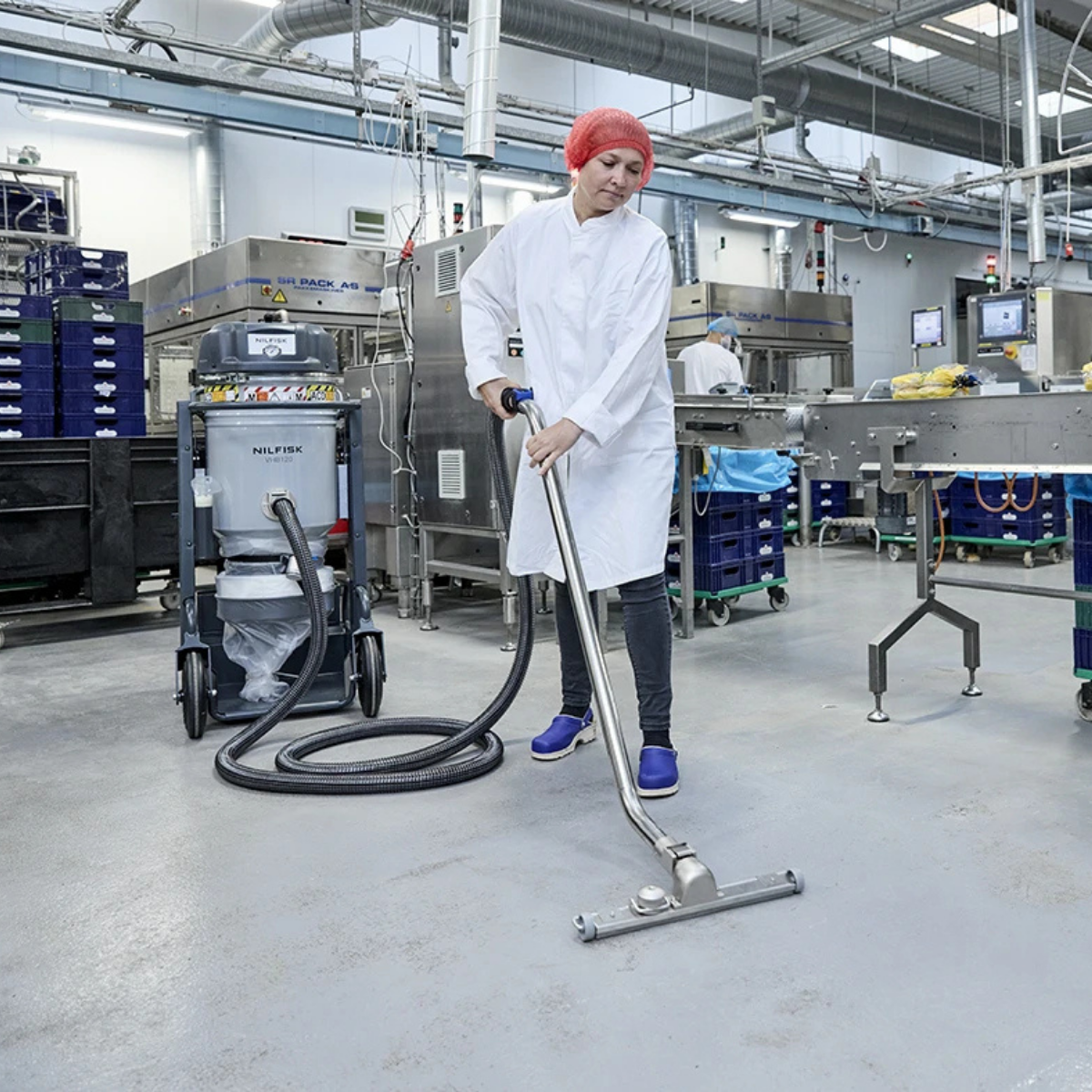 Nilfisk VHB120N Battery-Operated Compact Industrial Vacuum - Lifestyle 4