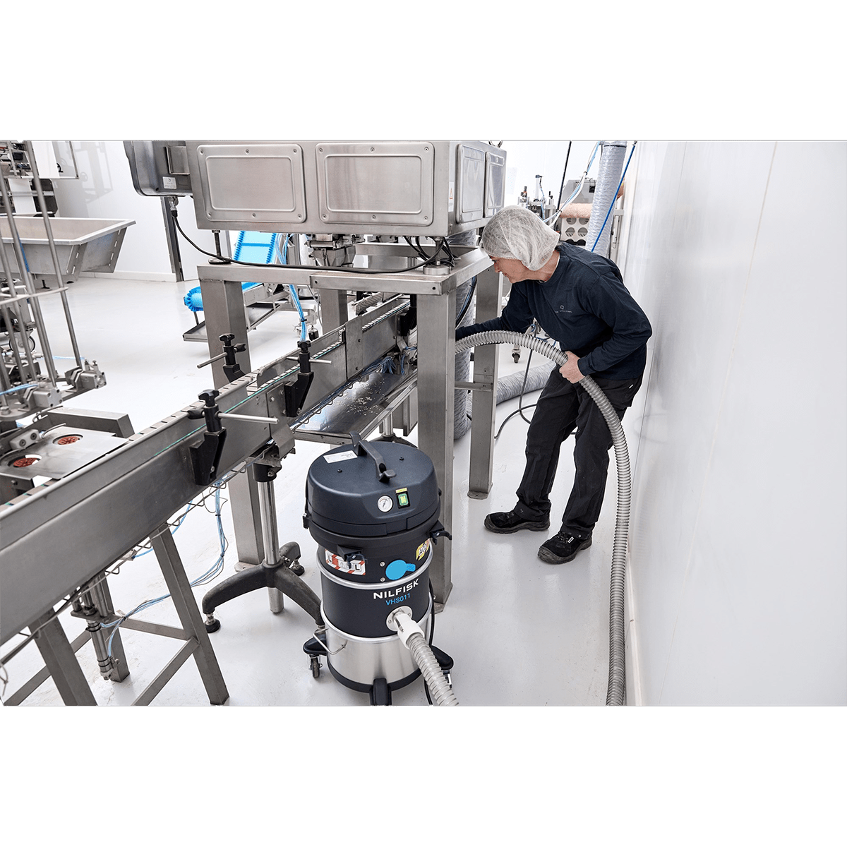 Nilfisk VHS010NI HC ACD Mini Industrial Dust Vacuum - Lifestyle 1