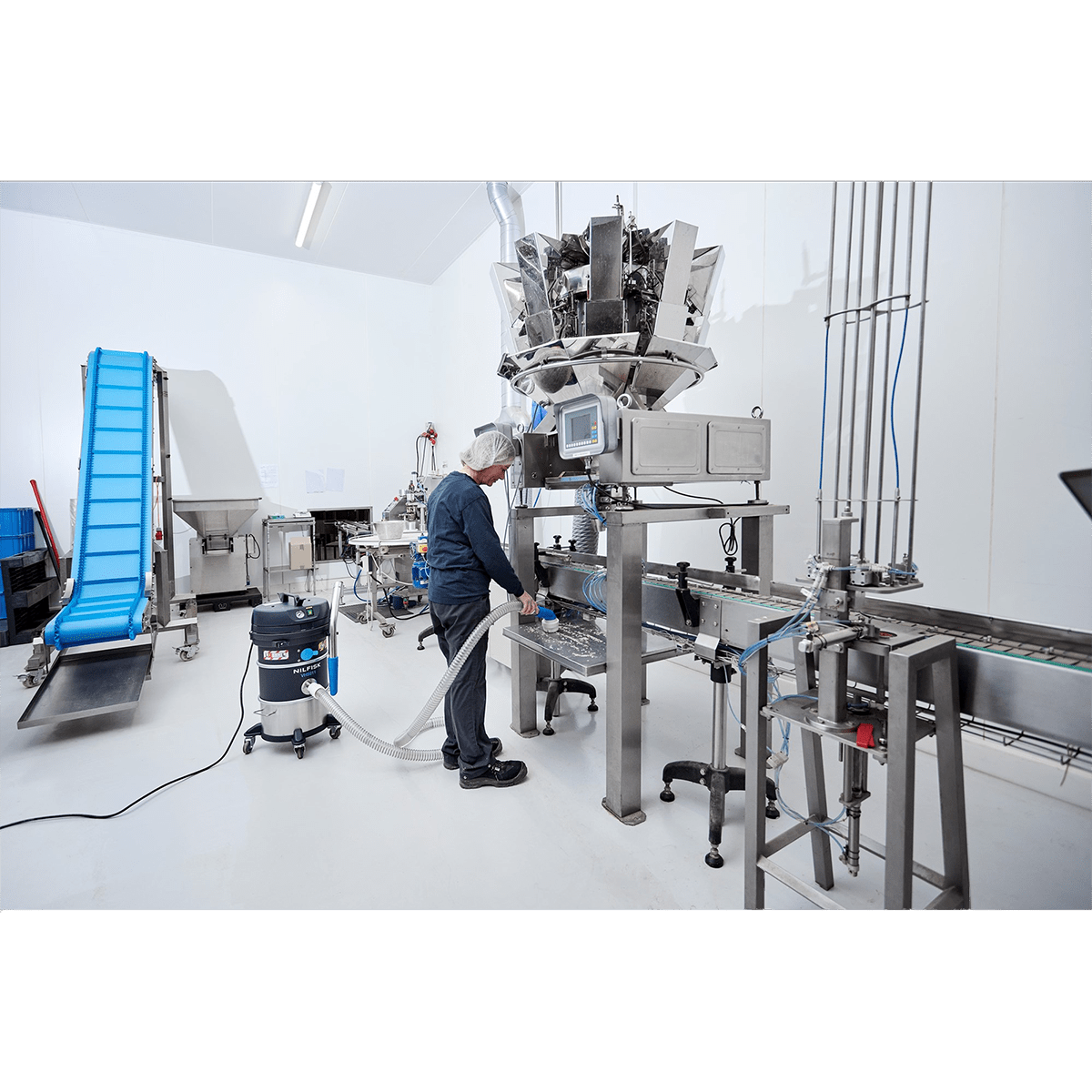 Nilfisk VHS010NI HC ACD Mini Industrial Dust Vacuum - Lifestyle 2