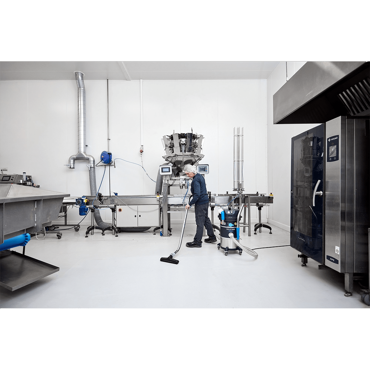 Nilfisk VHS010NI HC ACD Mini Industrial Dust Vacuum - Lifestyle 3