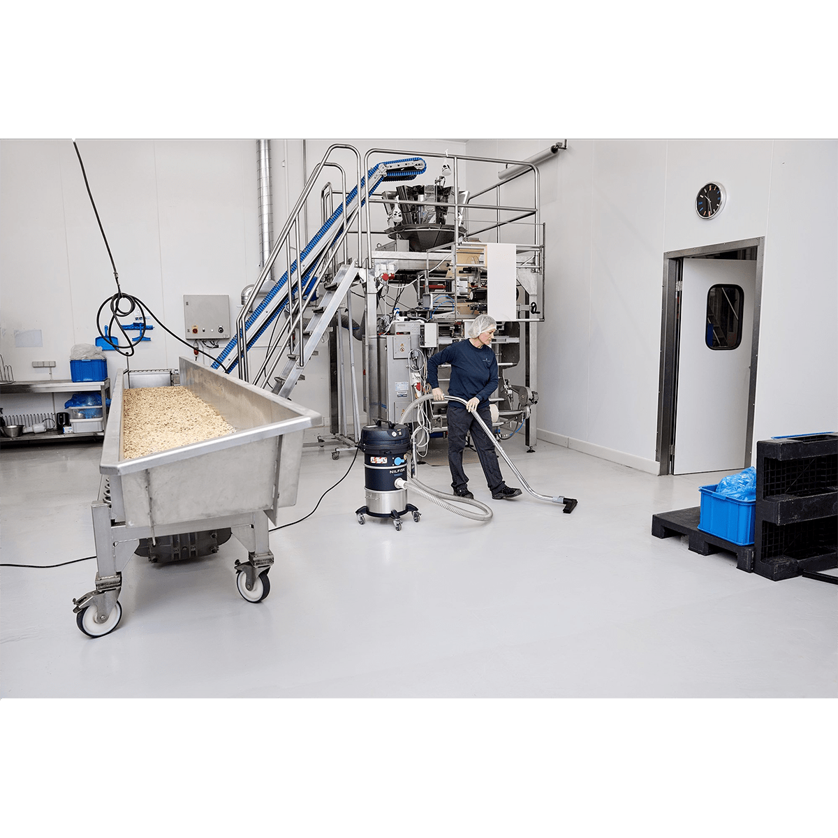 Nilfisk VHS011NI LC ACD Mini Industrial Dust Vacuum - Lifestyle 4