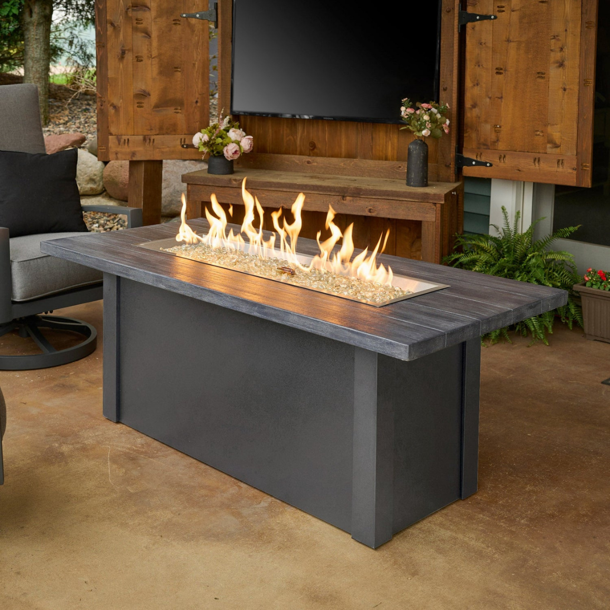 Outdoor Greatroom Havenwood with Carbon Grey Everblend Top Fire Table Grey - Lifestyle