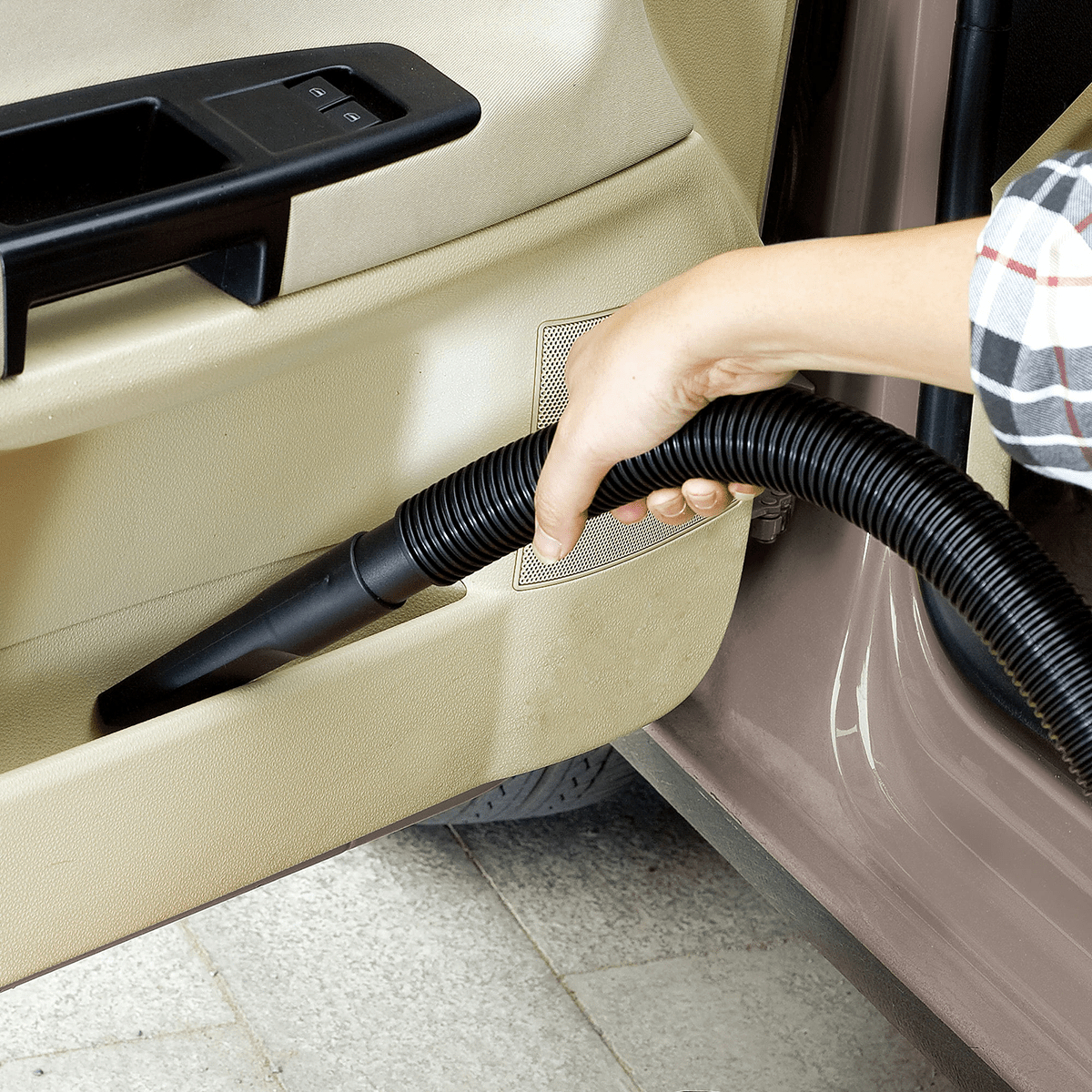 Vacmaster 2.5 Gallon Portable Wet/Dry Vacuum - Lifestyle 3