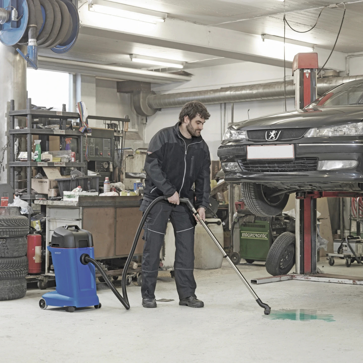 Clarke Maxxi II 35 Wet/Dry Vacuum Cleaner - Lifestyle 