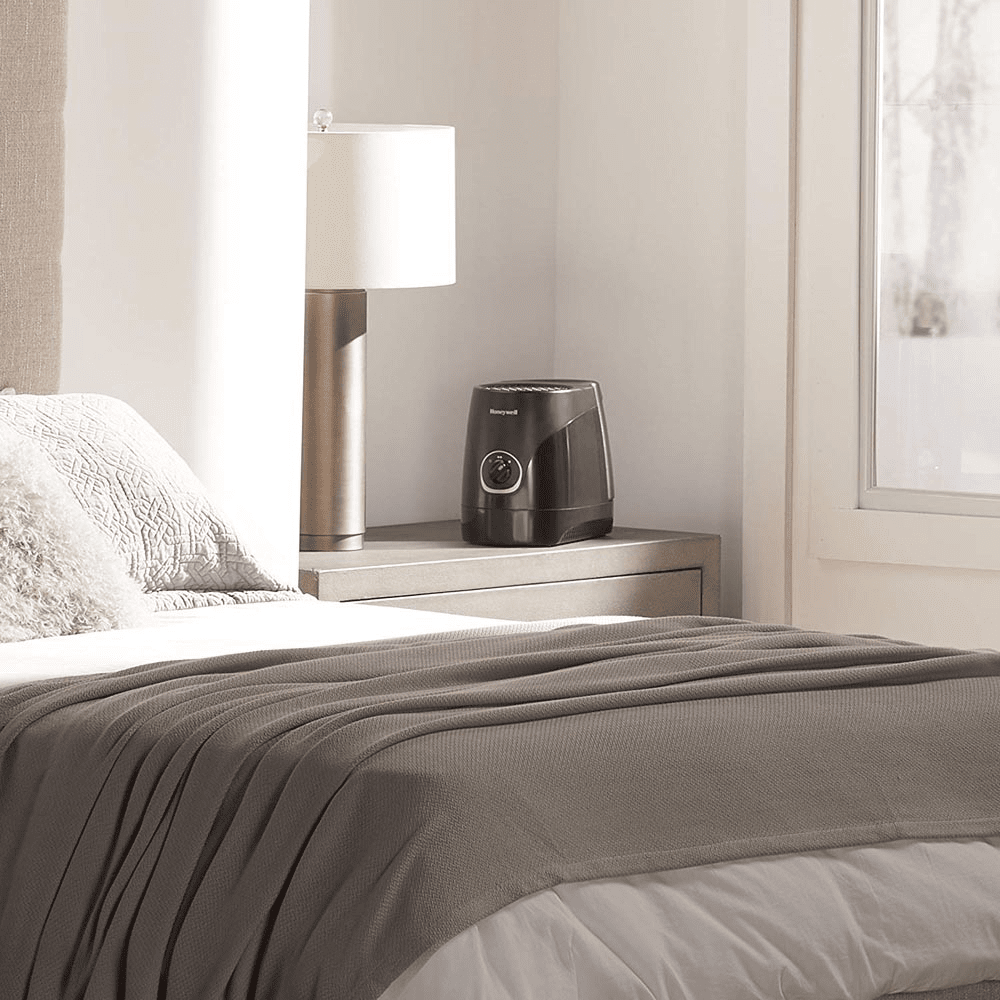Honeywell HEV320B Cool Moisture Humidifier - Lifestyle 2