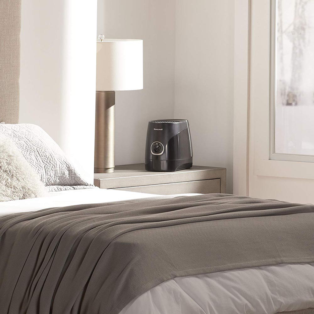 Honeywell HEV320B Cool Moisture Humidifier - Lifestyle 2