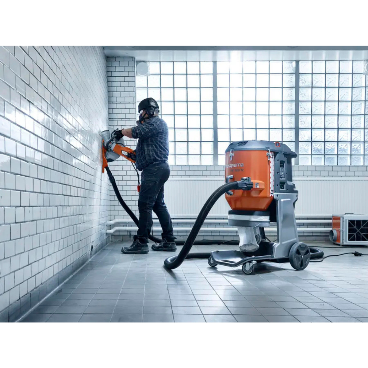 Husqvarna DE 120 Dust Extractor - Lifestyle 2