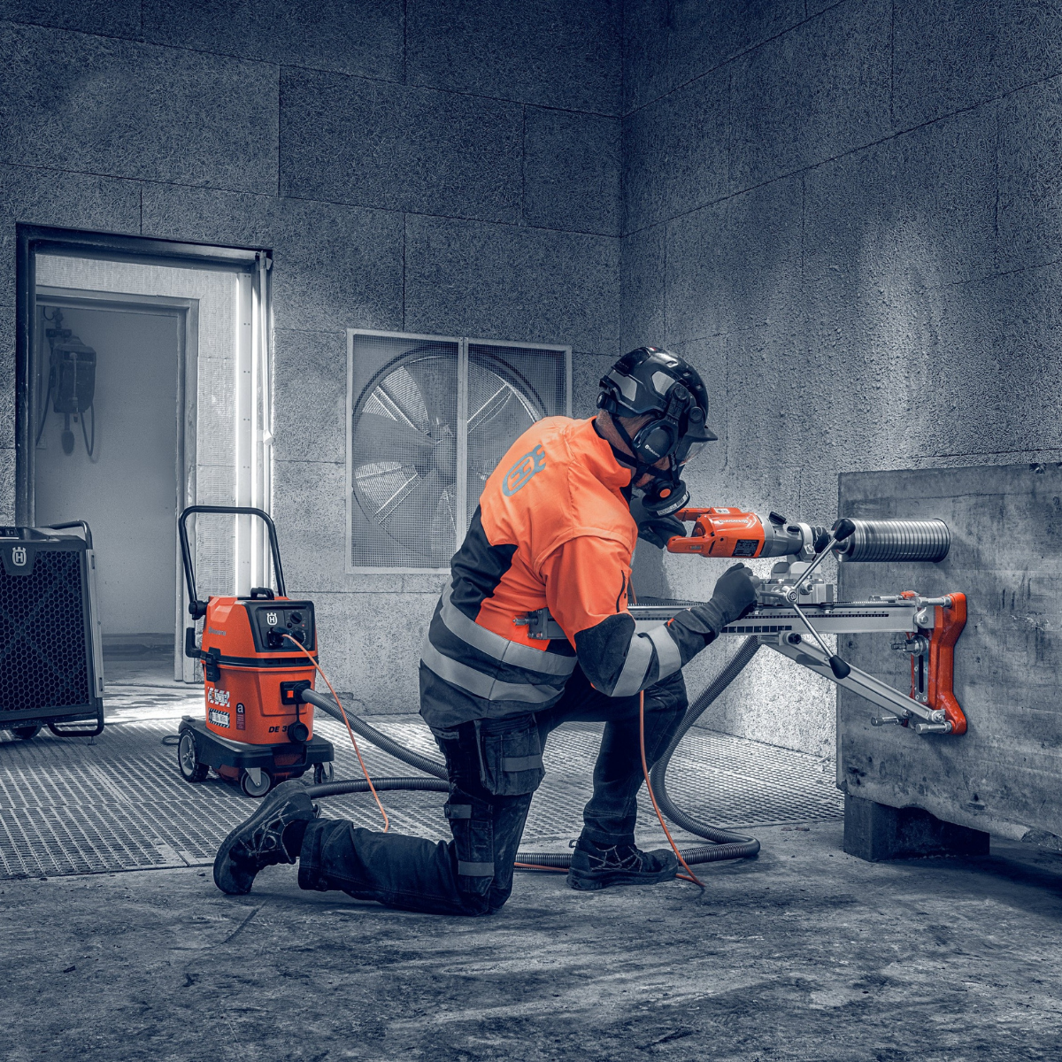 Husqvarna DE 35 HEPA Wet/Dry Vacuum - Lifestyle