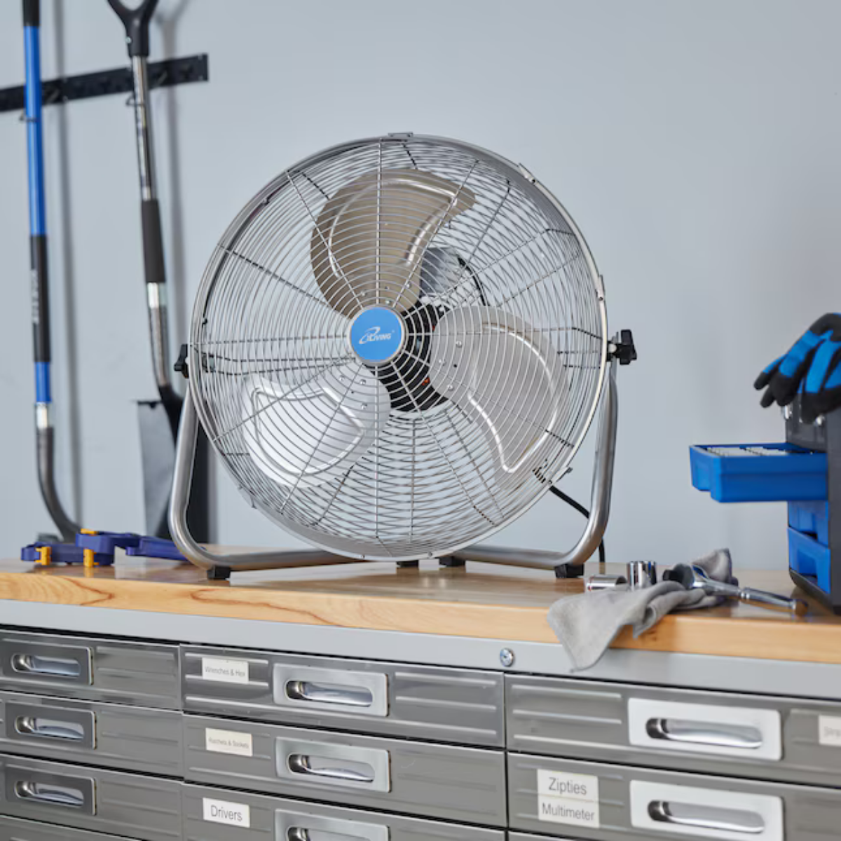 iLiving ILG8F21 20-In 3 Speed 7500 CFM Turbo High Velocity Floor Fan - Lifestyle 2