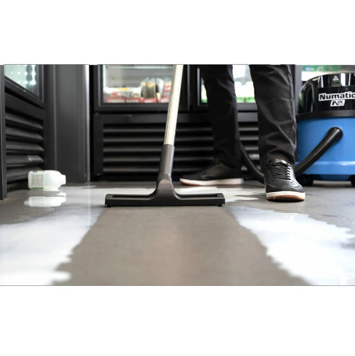 NaceCare WVB 370NX Wet/Dry Battery Vacuum - lifestyle 2