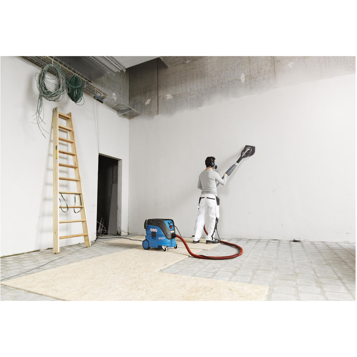 Nilfisk Attix 44-21 Wet/Dry Vacuum for Garages and Workshops - Lifestyle