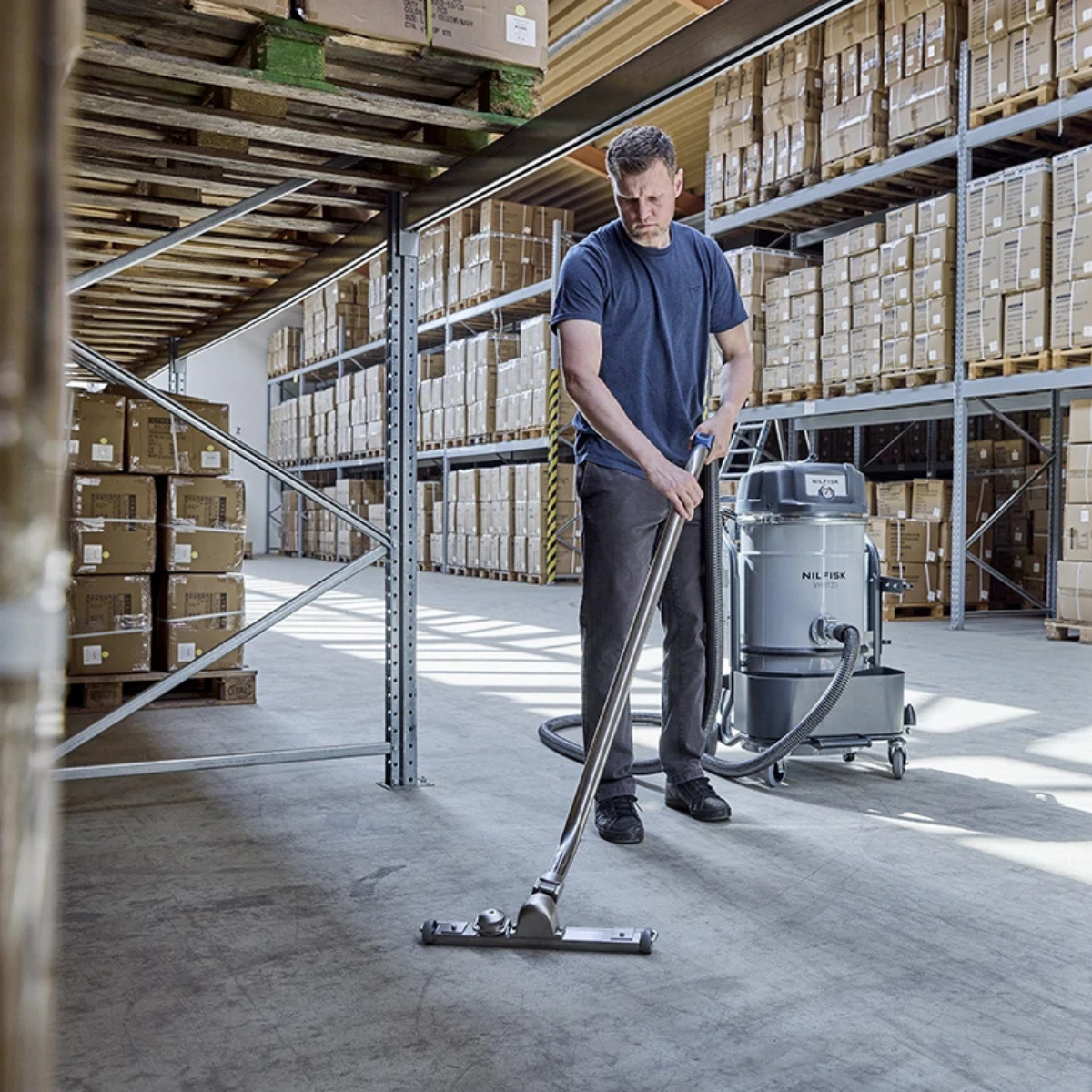 Nilfisk VHB120N Battery-Operated Compact Industrial Vacuum - Lifestyle 8