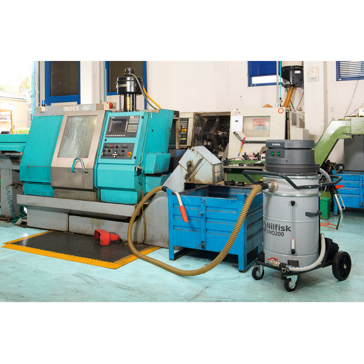 Nilfisk VHO200 Industrial Vacuum for Metalworking - Lifestyle 1