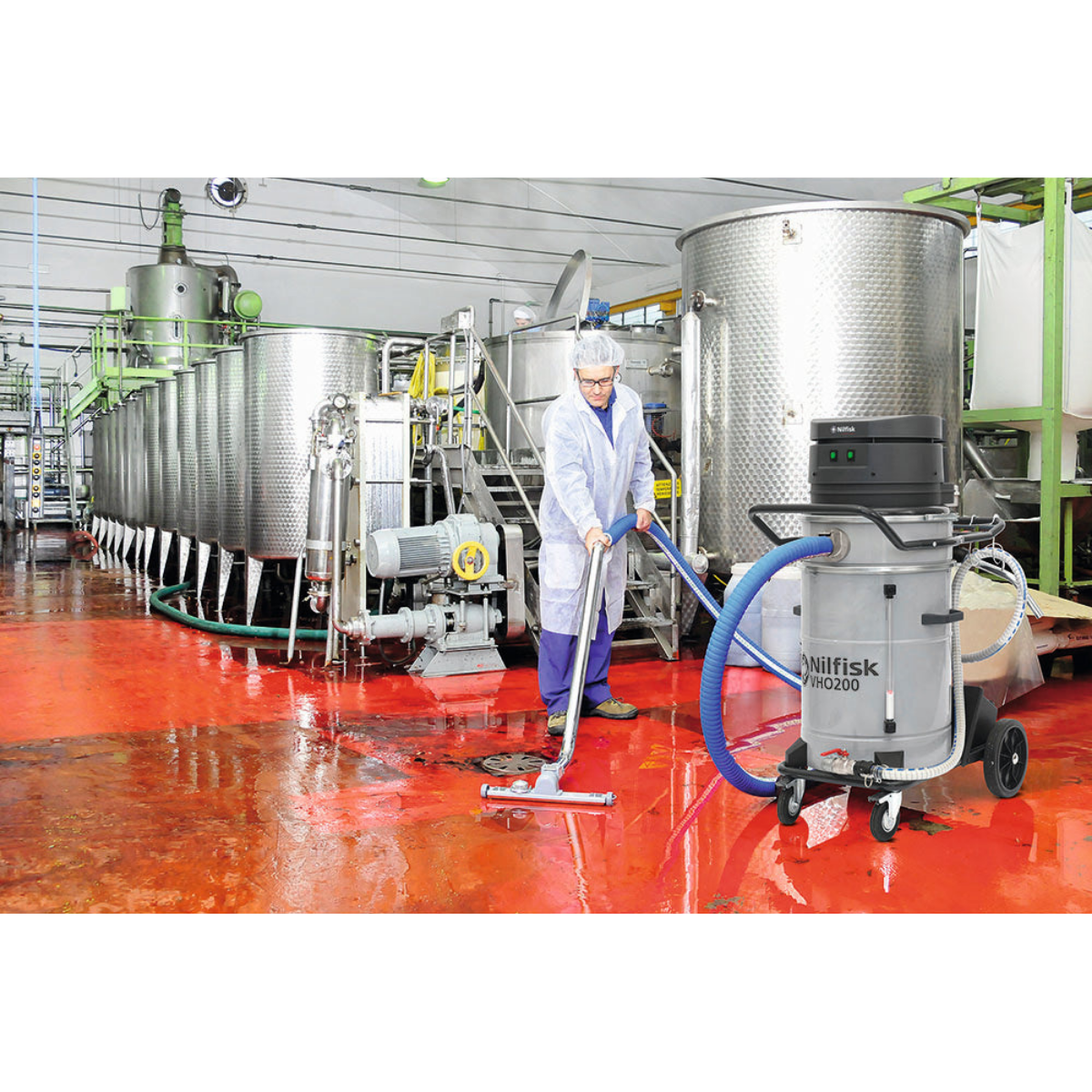 Nilfisk VHO200 Industrial Vacuum for Metalworking - Lifestyle 2
