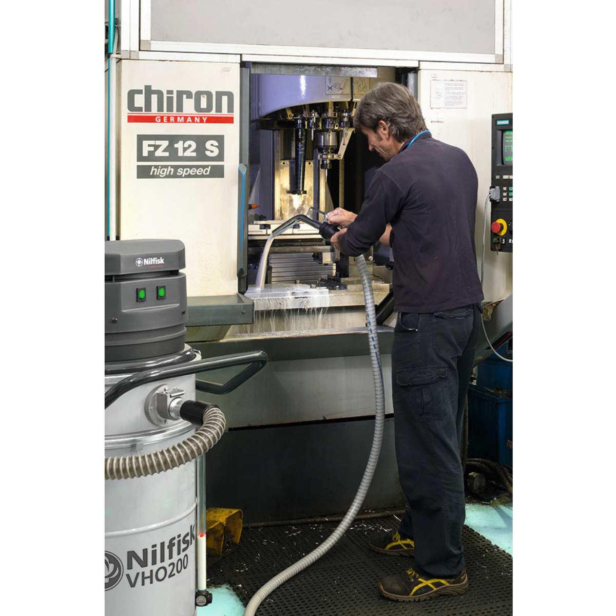 Nilfisk VHO200 Industrial Vacuum for Metalworking - Lifestyle 3